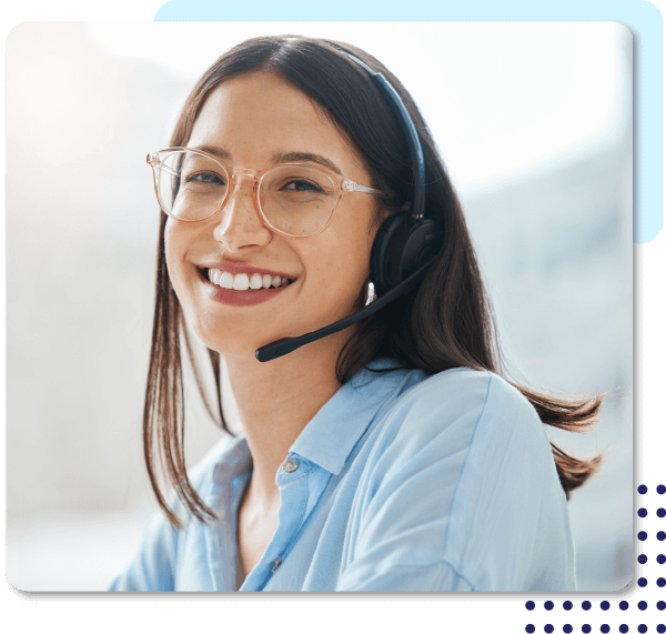 mujer-de-call-center-parte-del-equipo-de-doblevia-tramites-bogota-colombia