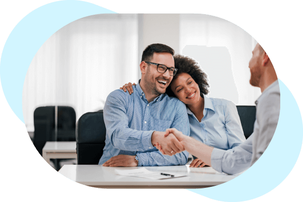 pareja-feliz-levantamiento-prenda-bogota-colombia-doblevia-tramites-2